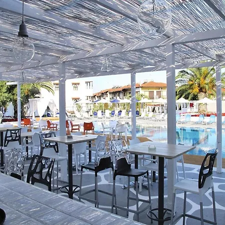 Apartment Flat In With A Terrace And Communal Pool *
